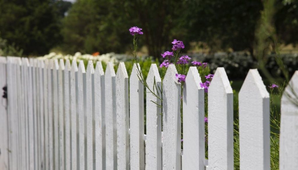 picket wood fence